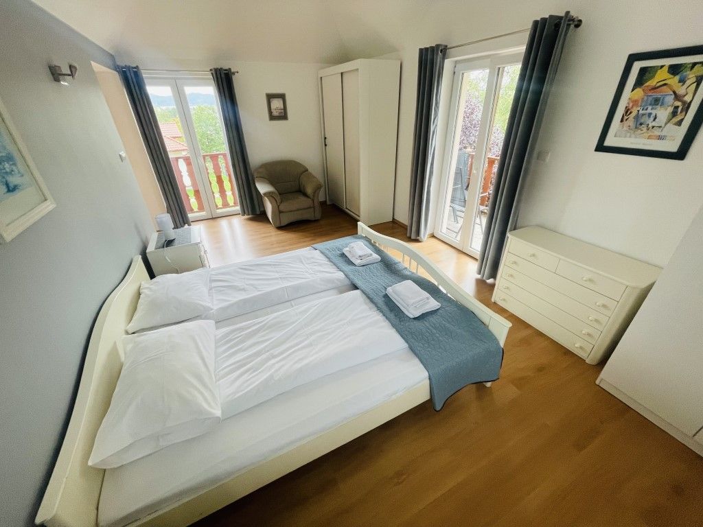 Dom wolnostojacy z apartamentami pod wynajem
