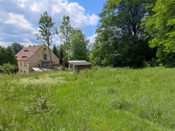 4,5 ha z domem i stodołą z pięknymi widokami.