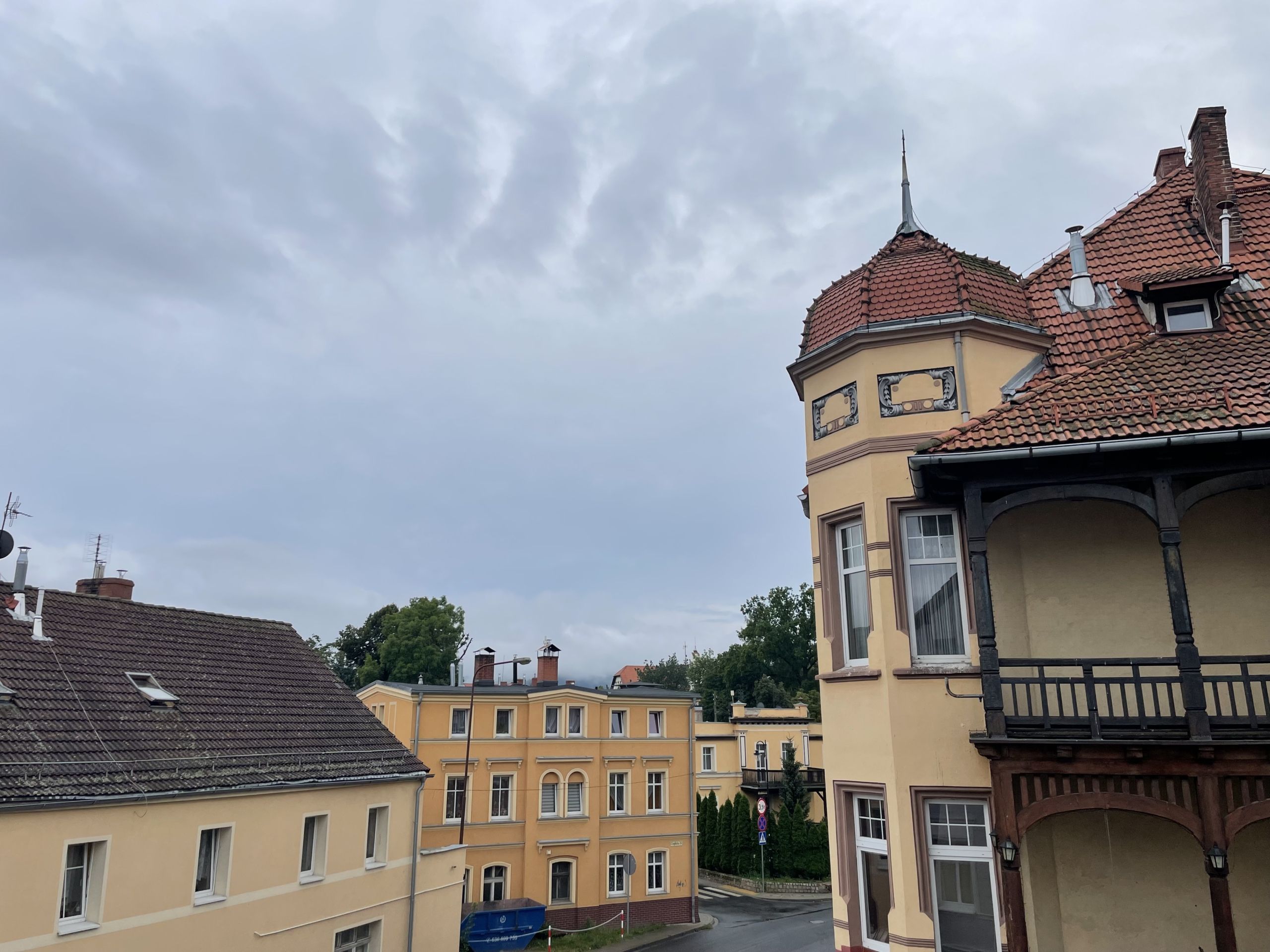 Wyremontowane mieszkanie w Cieplicach z miejscem parkingowym