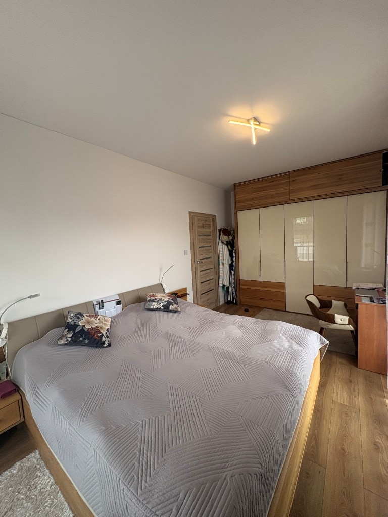 Apartament w Cieplicach na I pietrze z dużym balkonem.