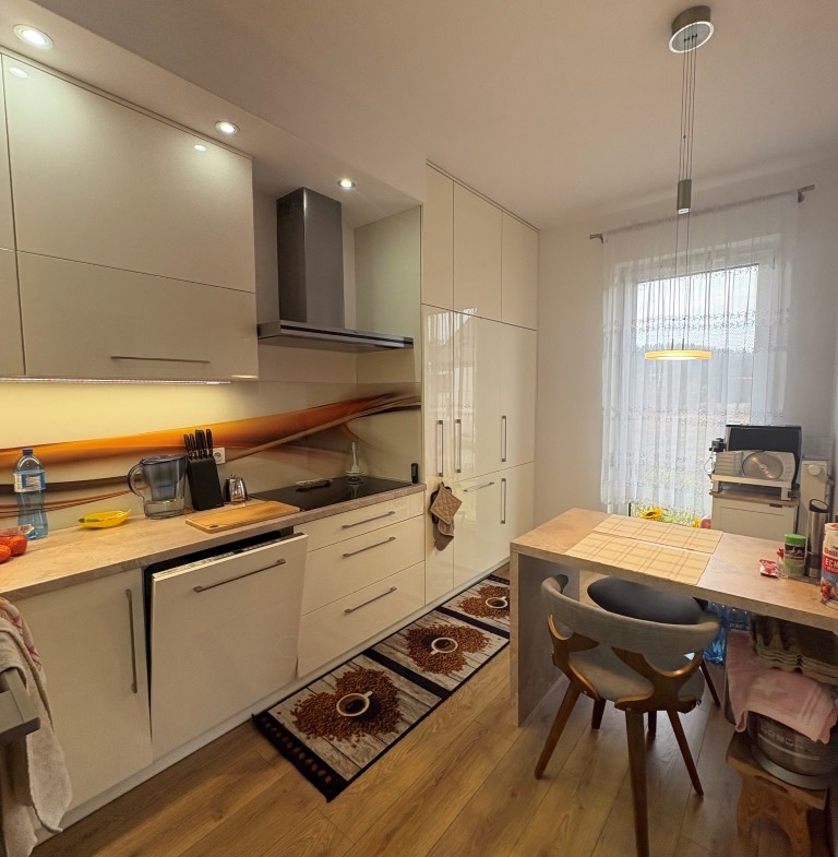 Apartament w Cieplicach na I pietrze z dużym balkonem.