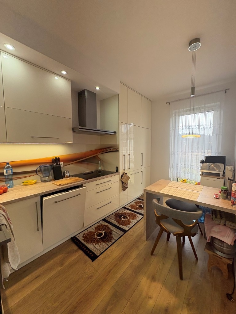Apartament w Cieplicach na I pietrze z dużym balkonem.