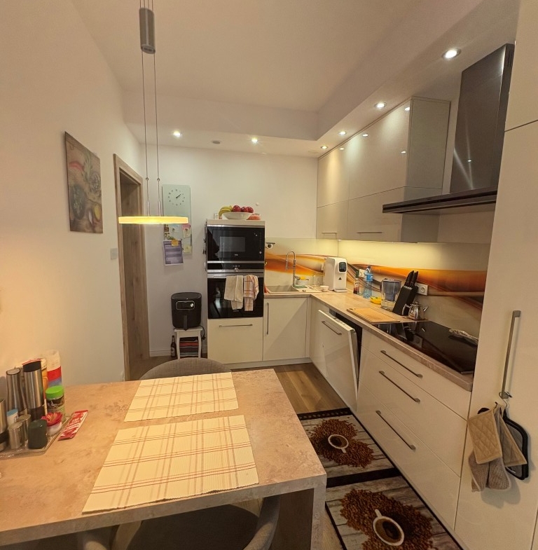 Apartament w Cieplicach na I pietrze z dużym balkonem.