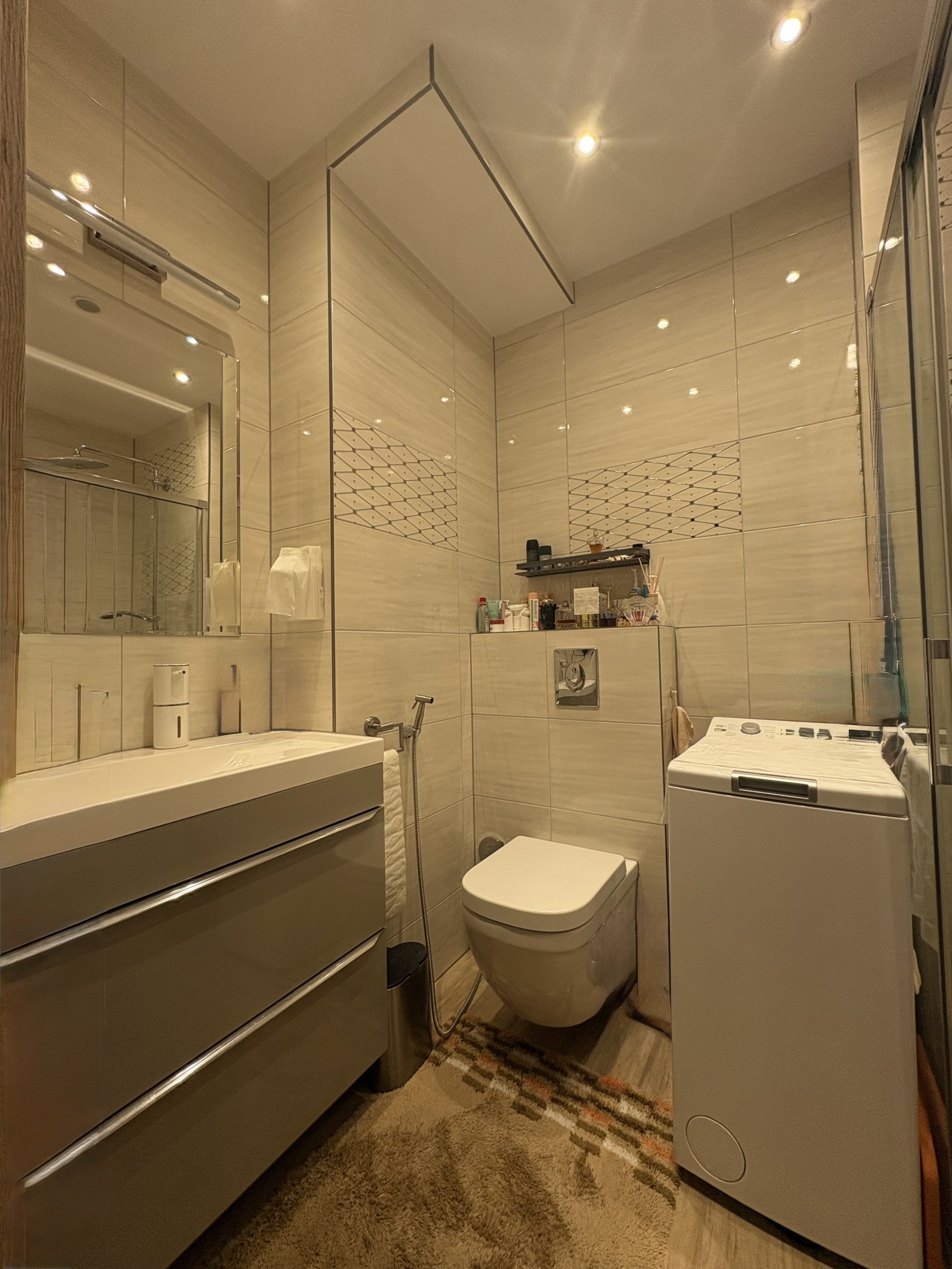 Apartament w Cieplicach na I pietrze z dużym balkonem.