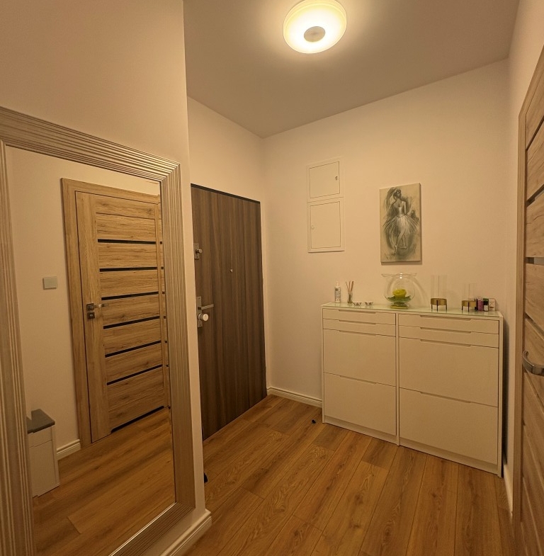 Apartament w Cieplicach na I pietrze z dużym balkonem.