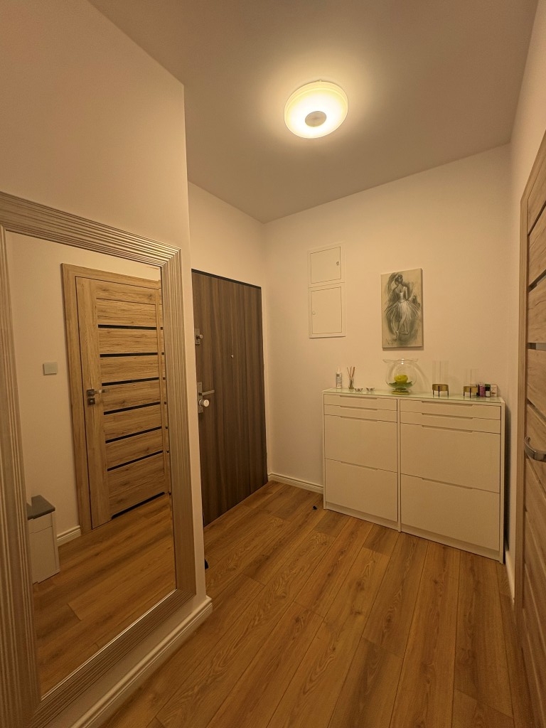 Apartament w Cieplicach na I pietrze z dużym balkonem.