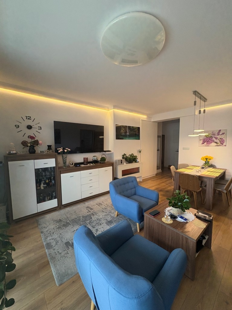 Apartament w Cieplicach na I pietrze z dużym balkonem.