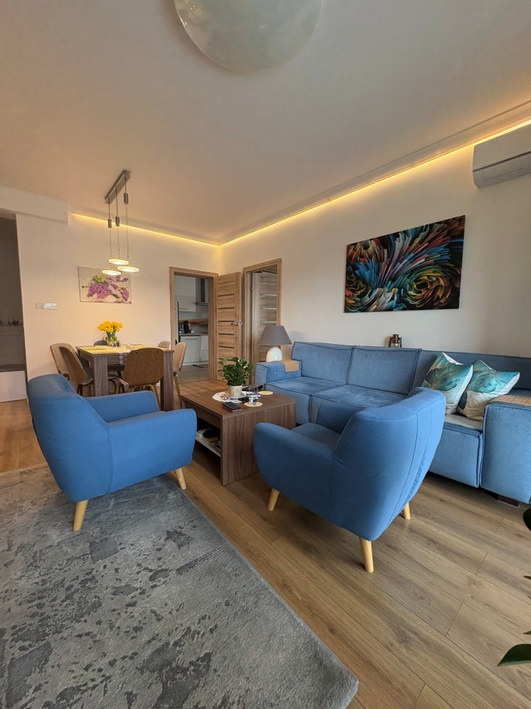 Apartament w Cieplicach na I pietrze z dużym balkonem.