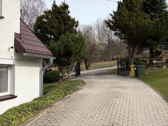 Uroczy, wygodny dom z możliwością prowadzenia agroturystyki.