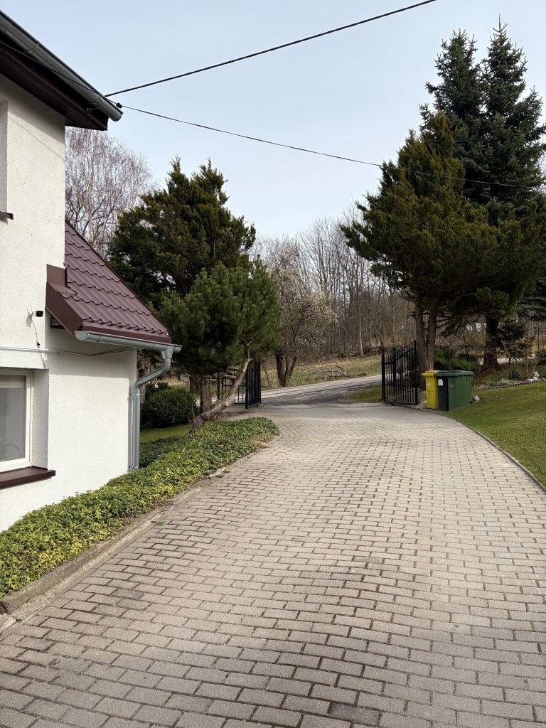 Uroczy, wygodny dom z możliwością prowadzenia agroturystyki.