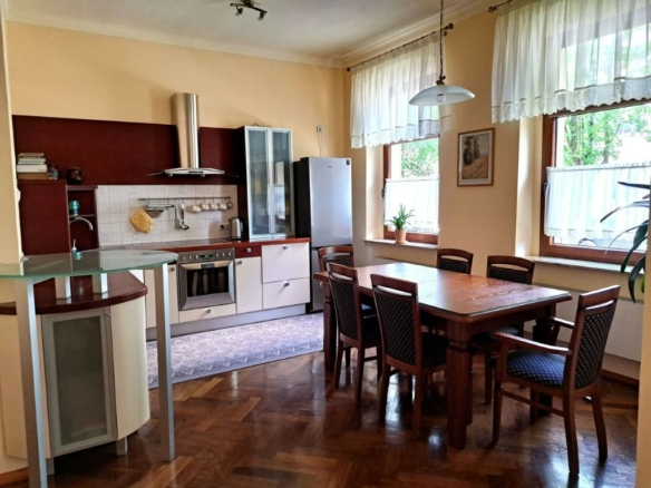 Duże mieszkanie na parterze z werandą i wyjściem na ogródek.