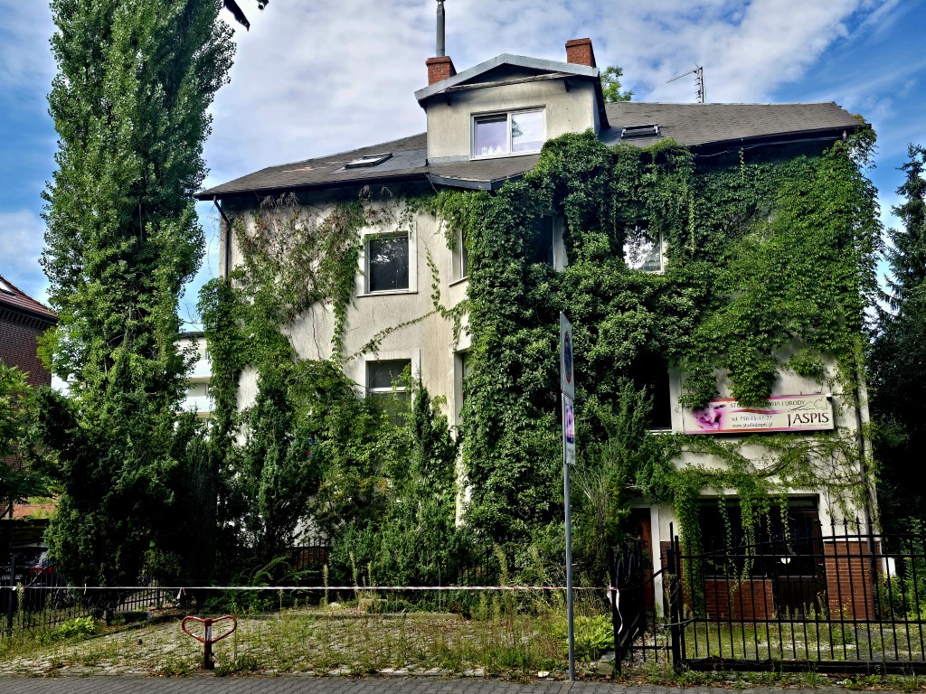 Trzy kongygnacje budynku mieszkalno usługowego w Cieplicach.