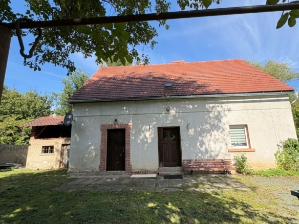 Poniemiecki dom parterowy na działce o powierzchni 8682mkw.