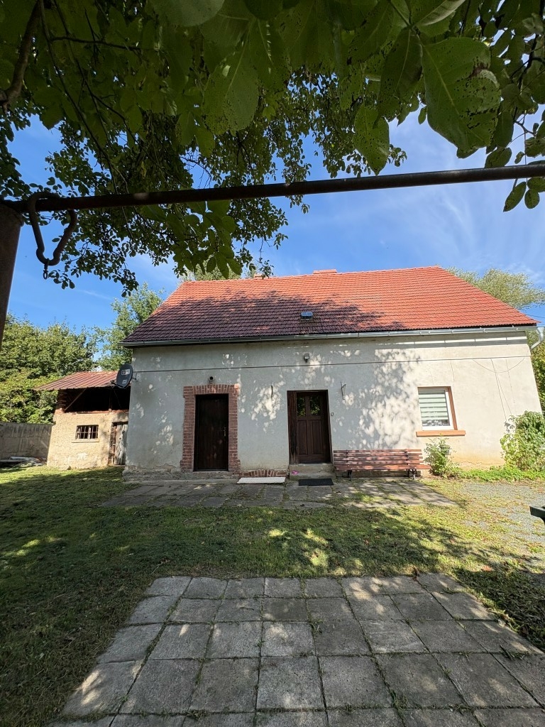 Poniemiecki dom parterowy na działce o powierzchni 8682mkw.