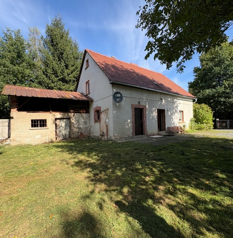 Poniemiecki dom parterowy na działce o powierzchni 8682mkw.