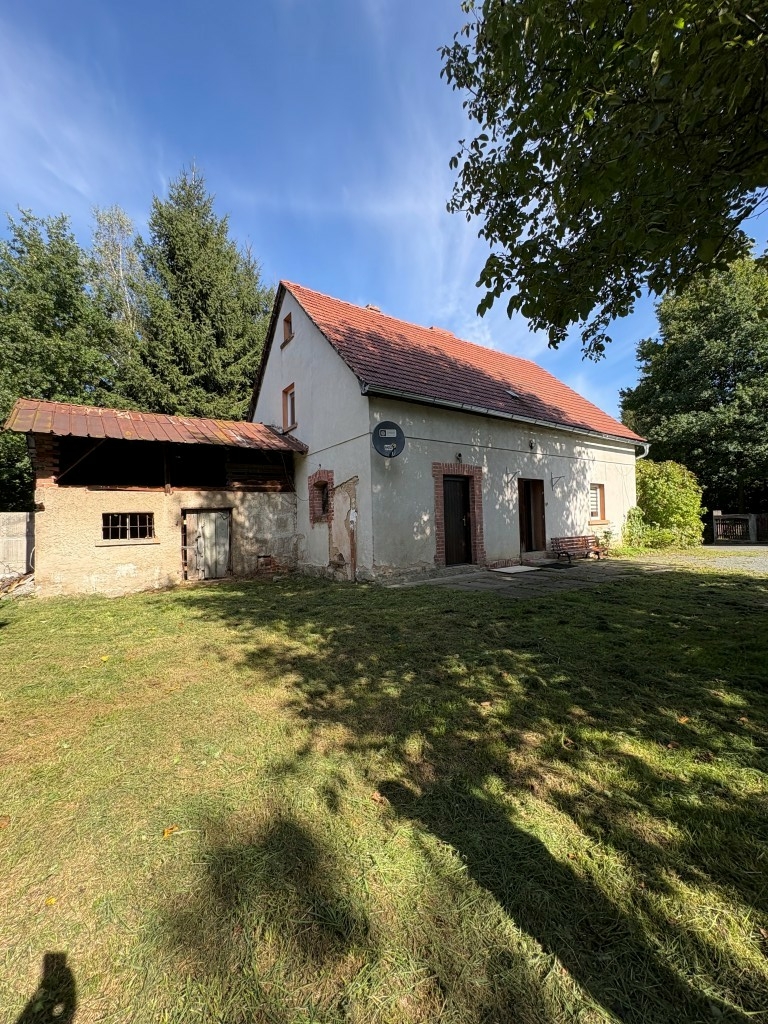 Poniemiecki dom parterowy na działce o powierzchni 8682mkw.