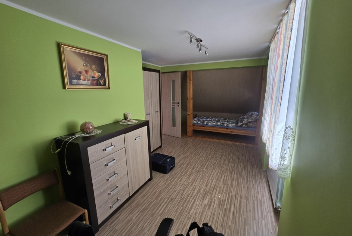 Wygodny dom do wprowdzenia na zagospodarowanej działce.